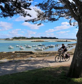 Cyclistes sur la cote bretonne