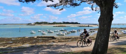 Cyclistes sur la cote bretonne