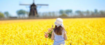 Fille dans le champ de tulipes devant le moulin à vent, Pays-Bas