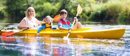 Canoë-kayak en famille sur la rivière, Ardèche, France