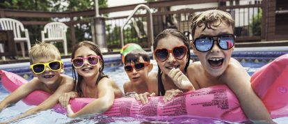 Enfants jouant dans la piscine du camping en France