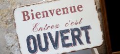 A french sign reading welcome , enter we are opne