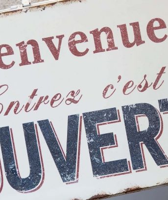 A french sign reading welcome , enter we are opne