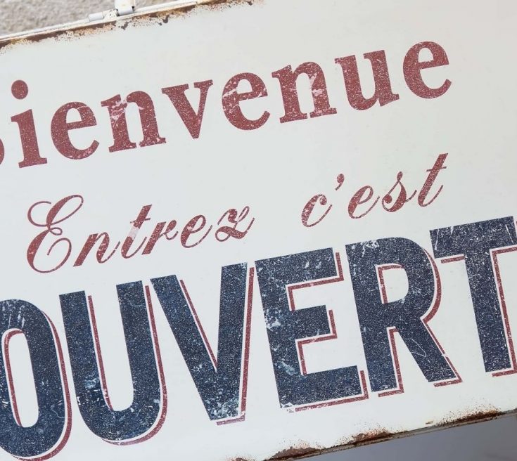 A french sign reading welcome , enter we are opne