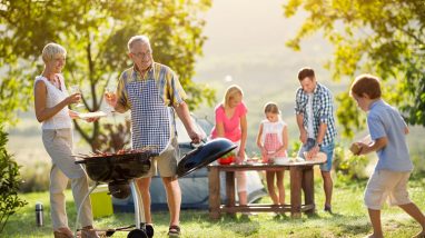 Une famille fait du camping en août