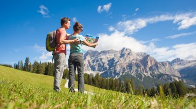 Un couple fait du camping dans les Alpes
