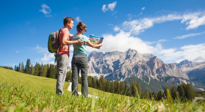 Un couple fait du camping dans les Alpes