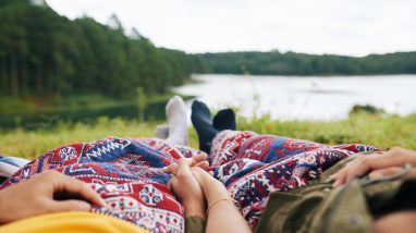 Deux amoureux font du camping