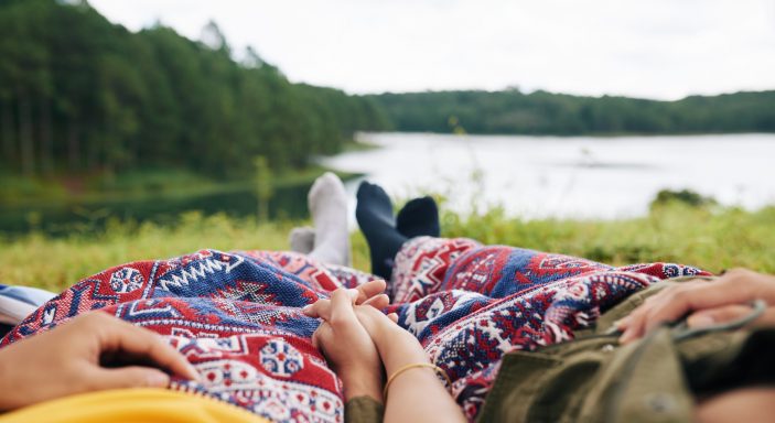 Deux amoureux font du camping