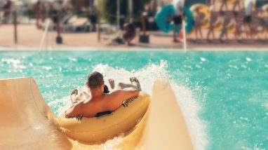 Un homme profite d'un toboggan aquatique dans un camping