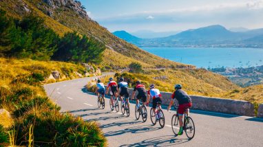 Cyclistes tour de France bord de mer