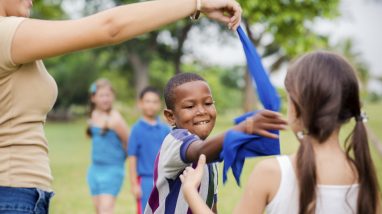 Des enfants font un jeu dans un camping