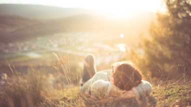 Une femme se repose pendant ses vacances en camping