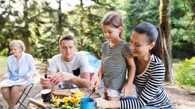 Un couple et un enfant passent des vacances au camping en famille