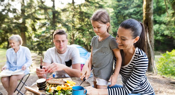 Un couple et un enfant passent des vacances au camping en famille