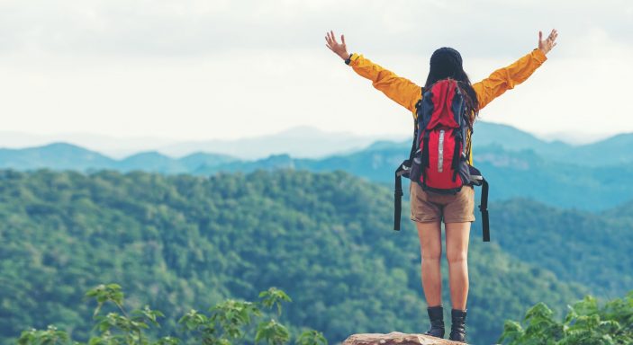 Une randonneuse profite de vacances en pleine nature