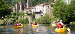 Water sports on the banks of the Allier