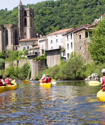 Water sports on the banks of the Allier