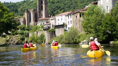 Water sports on the banks of the Allier