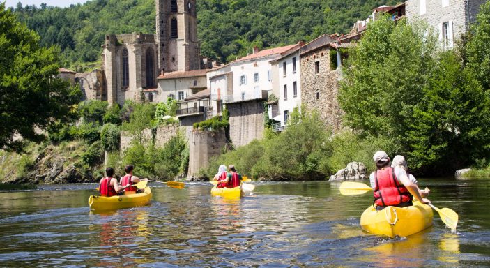 Water sports on the banks of the Allier