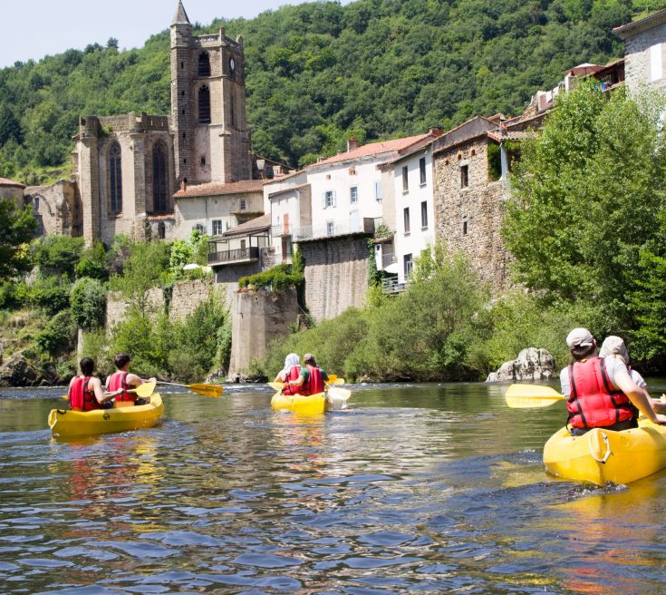 Water sports on the banks of the Allier